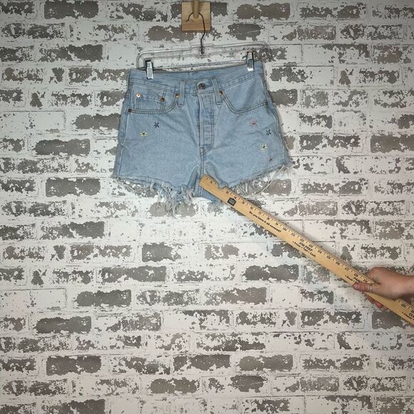 Levi’s | women denim shorts with embroidered flowers - Picture 5 of 11